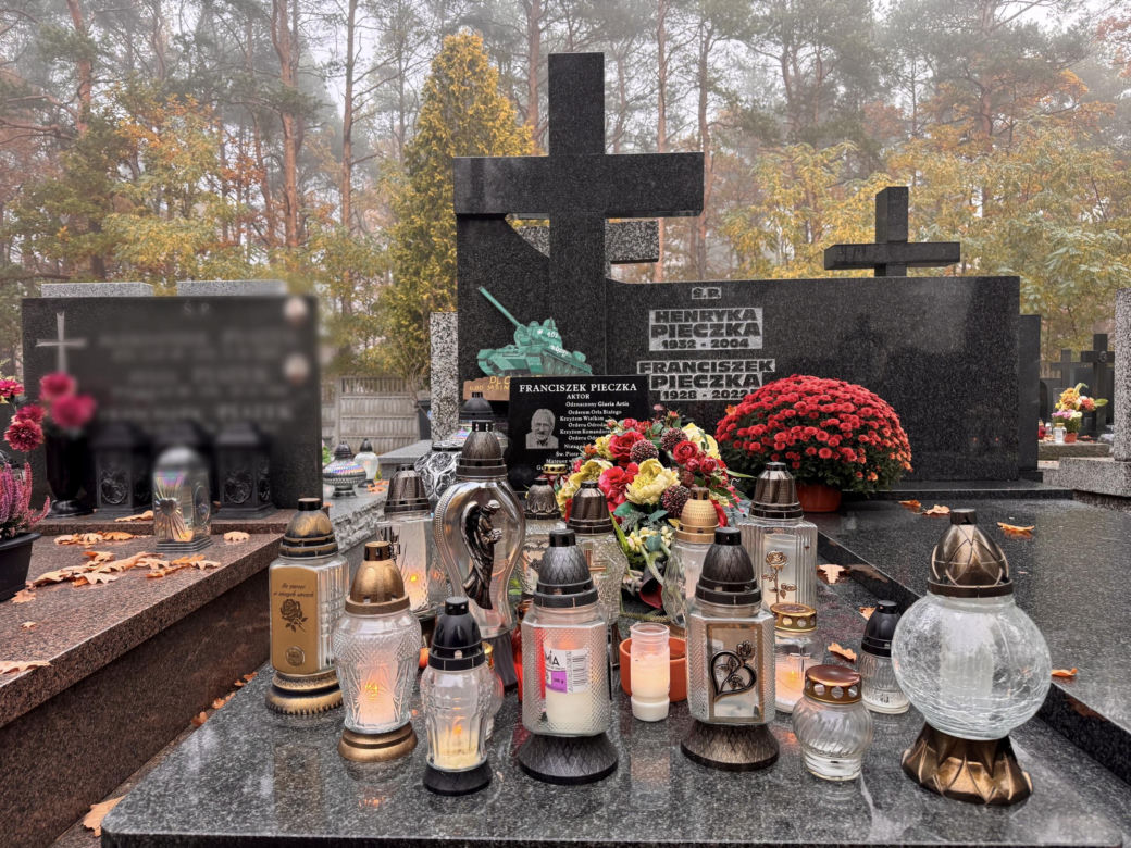 Fani „Rancza” od razu go rozpoznają. Niezwykły detal na grobie Franciszka Pieczki