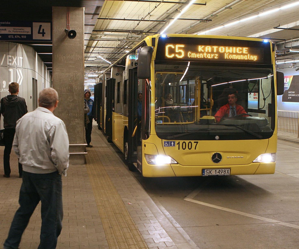 Żółty autobus linii C5 na przystanku w Katowicach. O darmowej komunikacji ZTM przeczytasz na Super Express.