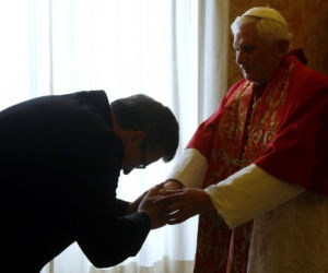 Benedykt XVI podarował prezydenckiej parze różańce