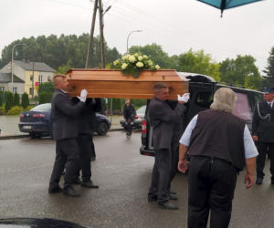 Marek konał w samotności na polu. To była straszna śmierć. Osierocił córeczkę