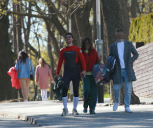 Maciej Musiał nad morzem z deską