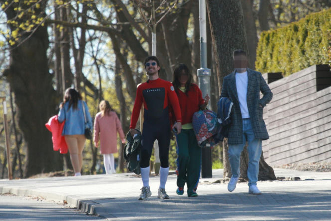 Maciej Musiał nad morzem z deską