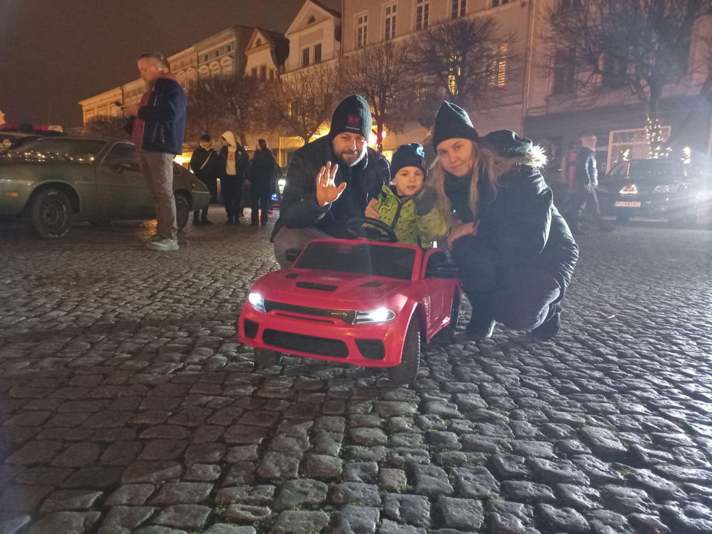 Świąteczny Zlot Amerykańskich Samochodów na Rynku w Lesznie