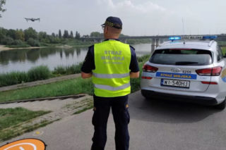 Pięciolatek nad czarnym punktem wodnym. Drony straży miejskiej ratują życie