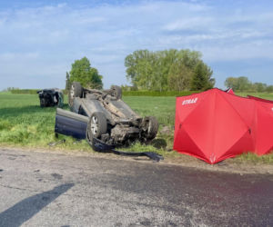 Dwa samochody dachowały. Tragiczna śmierć 27-latka 
