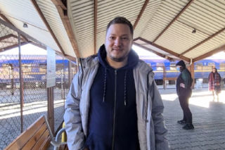 Wojna na Ukrainie. Tłumy na dworcu w Przemyślu. Ukraińcy chcą wrócić do kraju: Tam jest moja rodzina, moja żona, moja córka