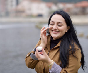 Nakładasz go tylko na plaży? Dermatolodzy ostrzegają: to najkrótsza droga do zmarszczek i przebarwień