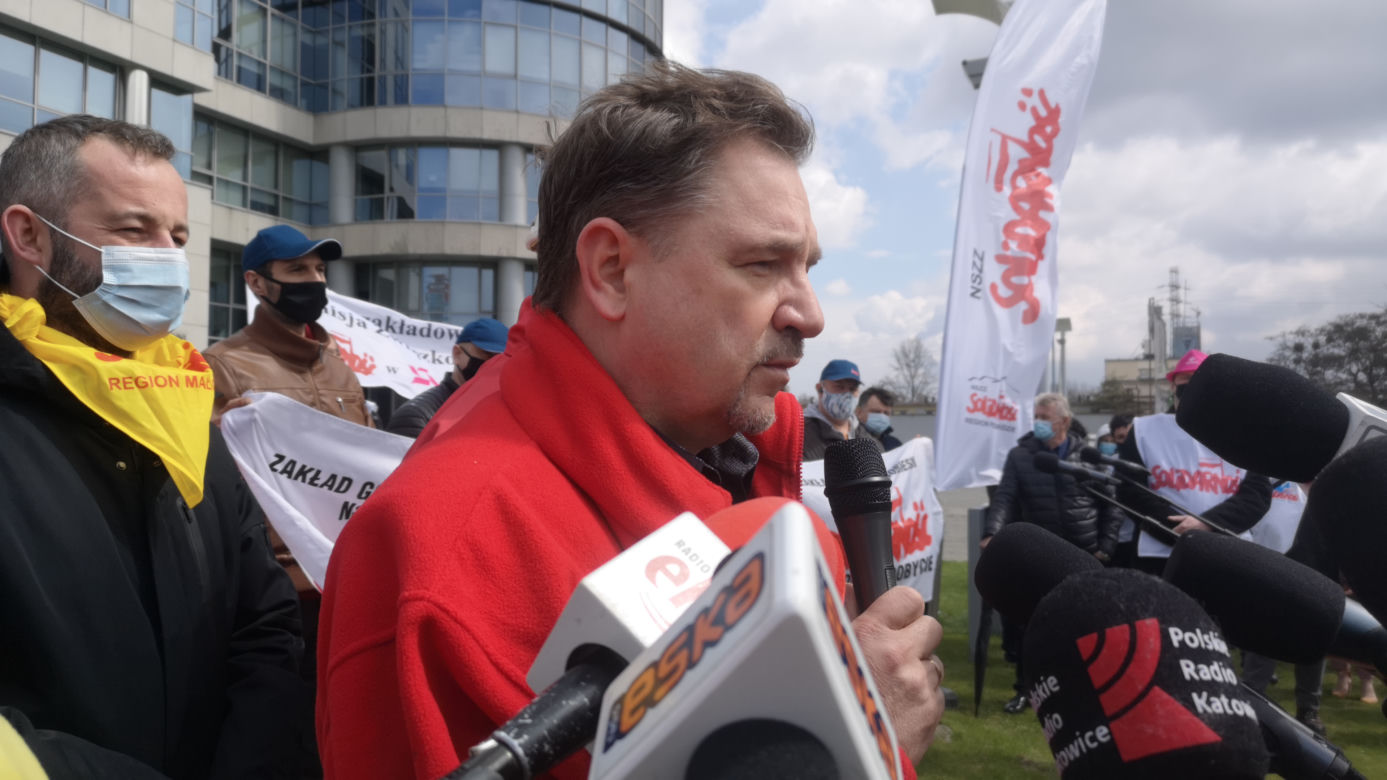 Gorąco pod siedzibą Tauronu. Związkowcy sprzeciwiają podziałowi spółki: "Sasin i Soboń odlecieli!" [ZDJĘCIA, WIDEO]