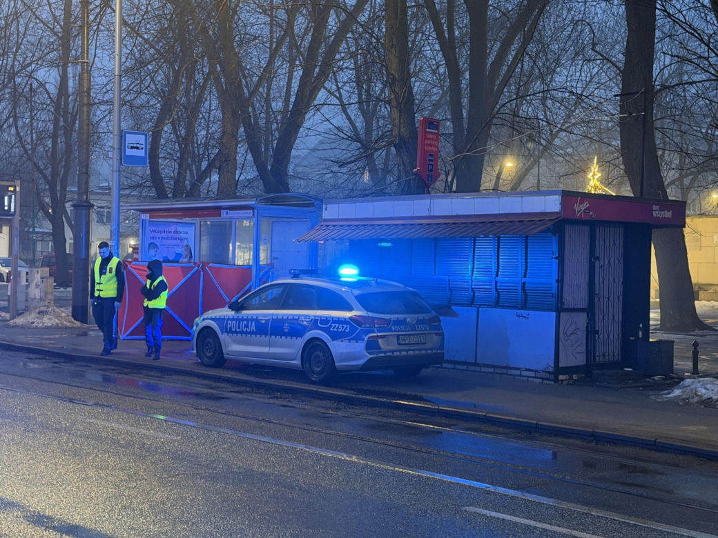 Na pomoc było za późno. Tajemnicza śmierć na przystanku w Warszawie
