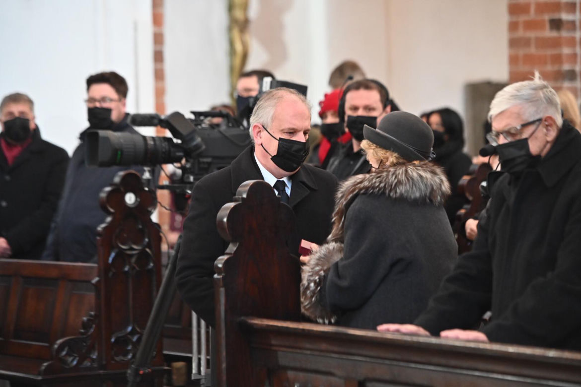 GDAŃSK: Pogrzeb Piotra Świąca. Dziennikarza żegnają tłumy