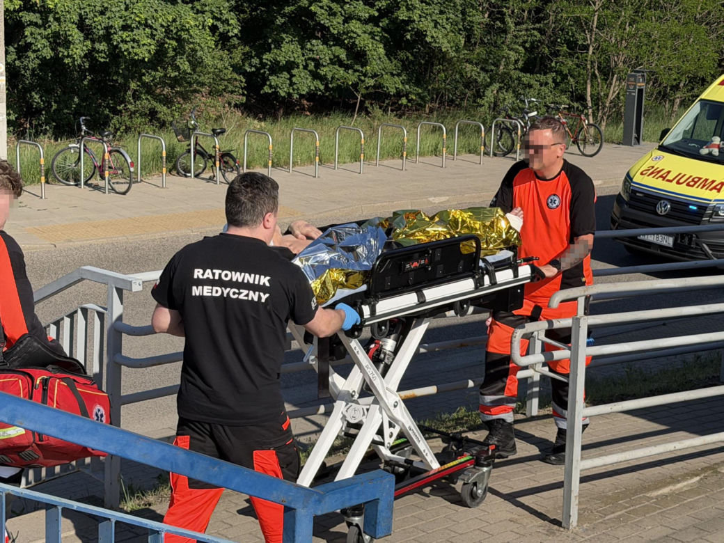 Poważny wypadek na stacji. Mężczyzna stał na krawędzi peronu, został zahaczony przez pociąg