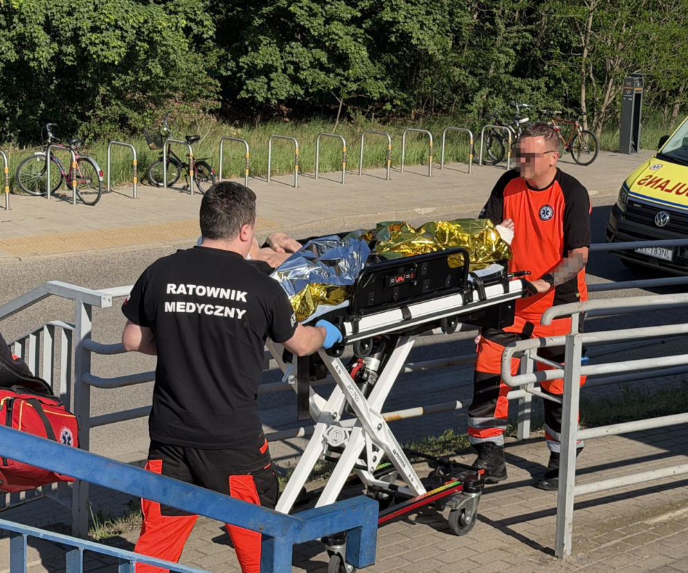 Poważny wypadek na stacji. Mężczyzna stał na krawędzi peronu, został zahaczony przez pociąg