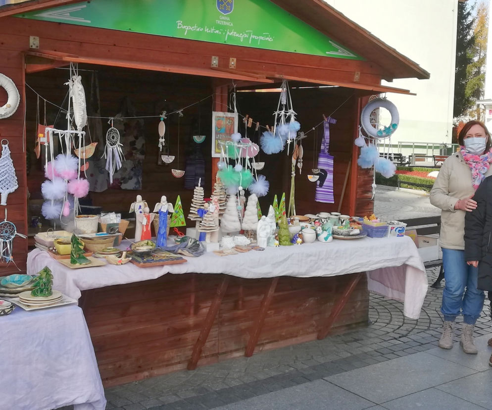 - Zapraszamy na nasze stoisko - mówią opiekunowie i uczestniczka warsztatów. Od lewej: A. Tas, Weronika i L. Lejżak