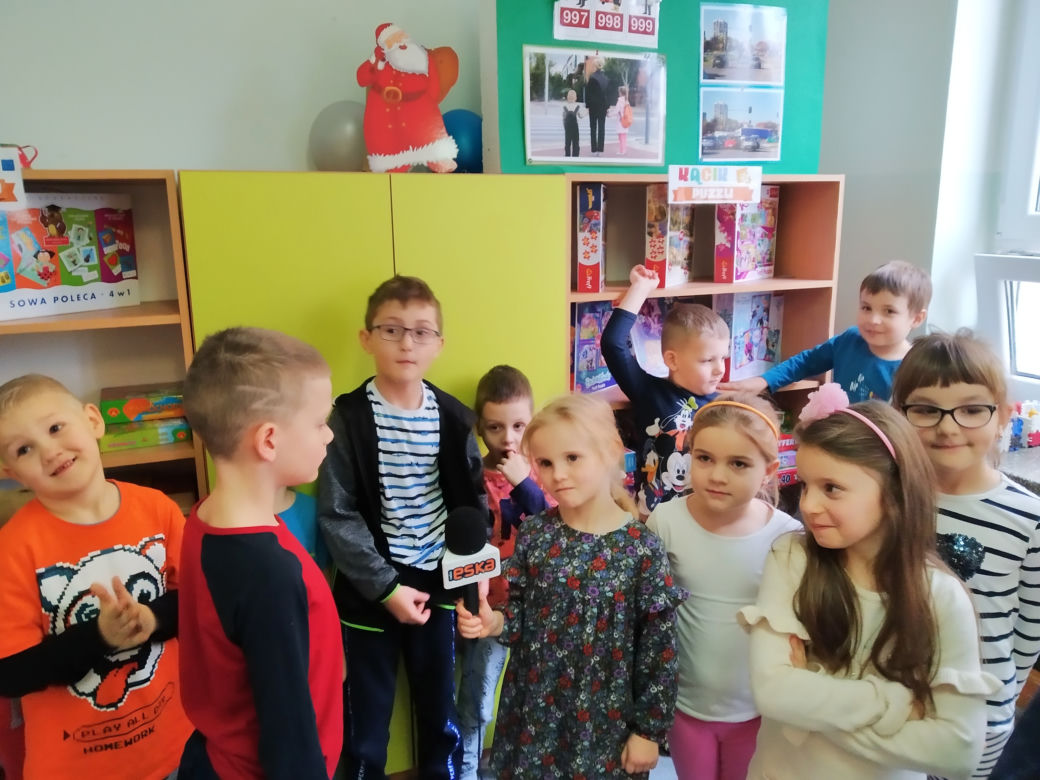 Przedszkolaki wcieliły się w rolę Św. Mikołaja. 