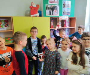 Przedszkolaki wcieliły się w rolę Św. Mikołaja. 