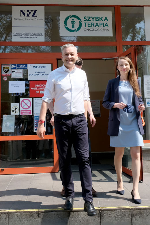 Wybory 2020 Robert Biedroń ze swoim partnerem Krzysztofem Śmiszkiem oddali głosy