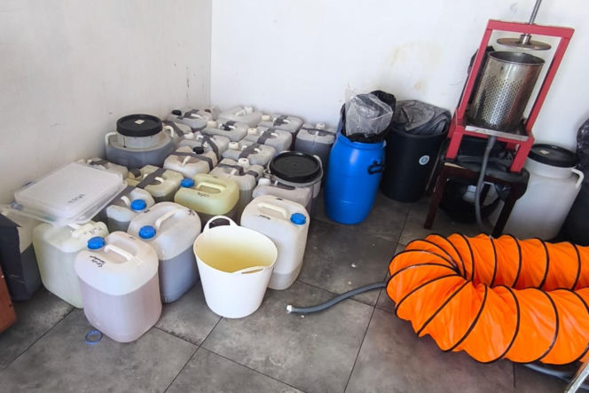 Gotowali "narkotyk zombie" w gospodarstwie. CBŚP zatrzymało dwóch 19-latków