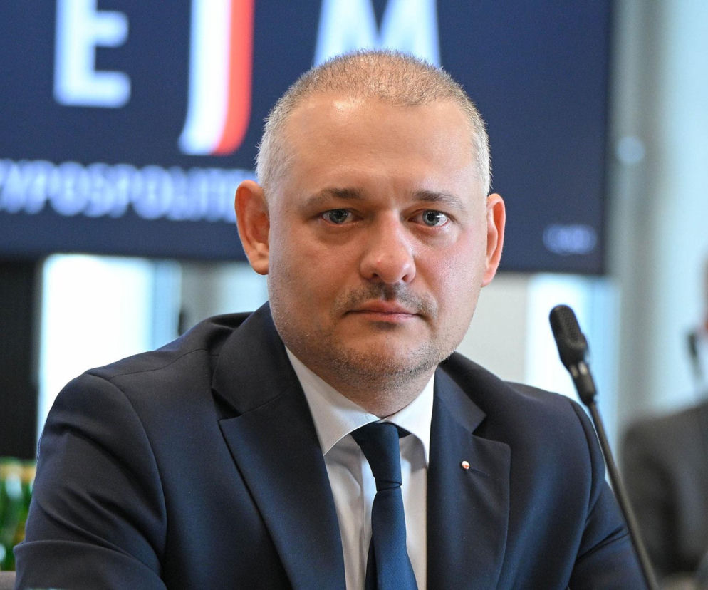 Poseł Wojciech Król na tle napisu Sejm. O sprawie uchylenia immunitetu polityka przeczytasz na SE Polityka.