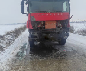 Makabra pod Płockiem! 37-latka i jej pasażer zginęli w zmiażdżonym oplu [ZDJĘCIA]