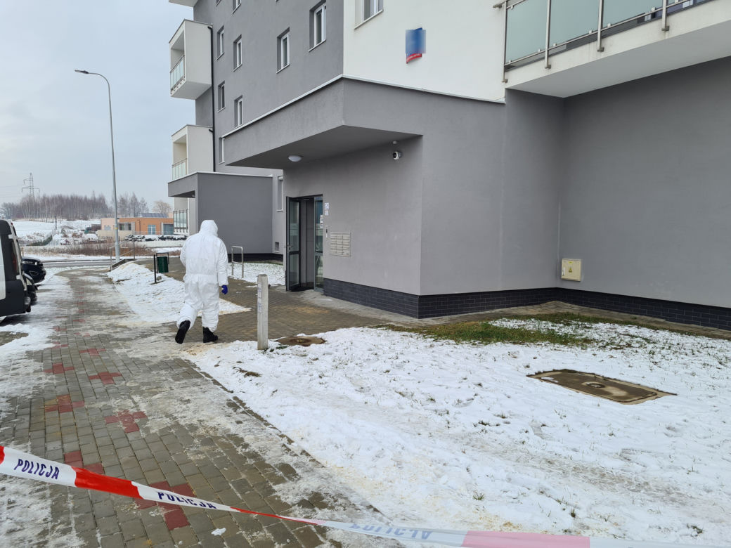 Rzeszów. Ciało 47-latki z ranami kłutymi przed blokiem! 42-latek zatrzymany po obławie