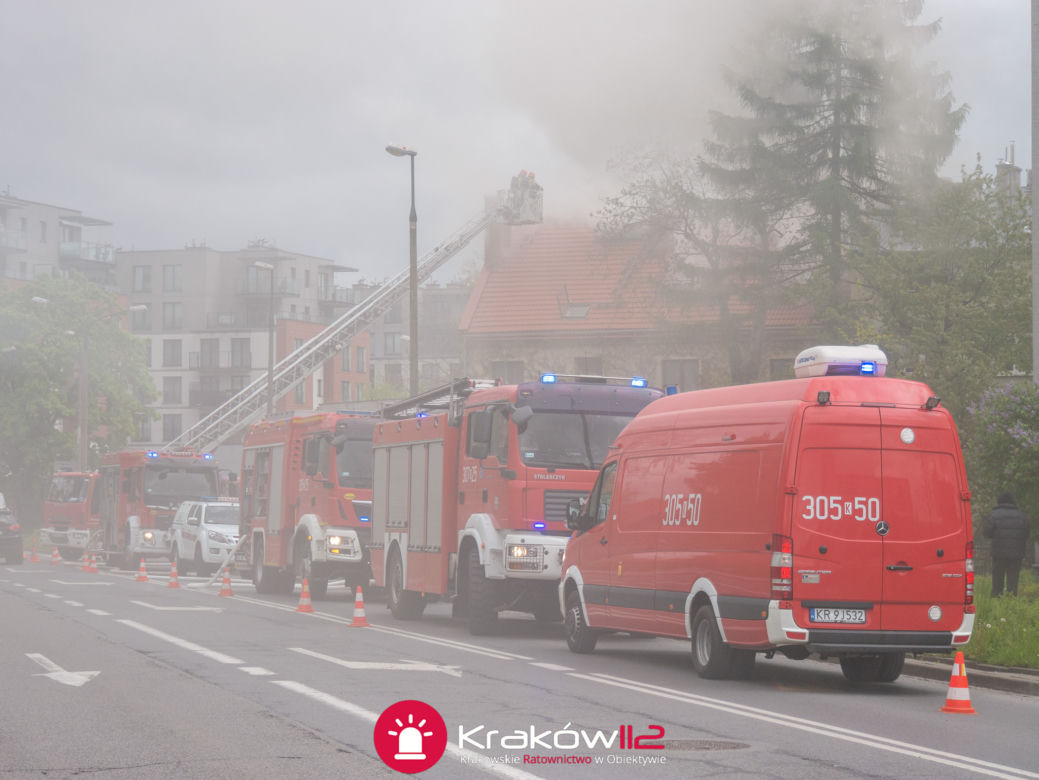 Ogromny pożar na ul. Prądnickiej w Krakowie. Kilkudziesięciu strażaków walczy z ogniem