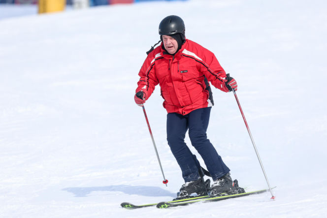 Poseł Wójcik szusuje w kasku