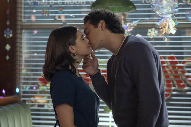 Główne role grają Ella Bright ("The Crown") i Belmont Cameli ("Byle do dzwonka").