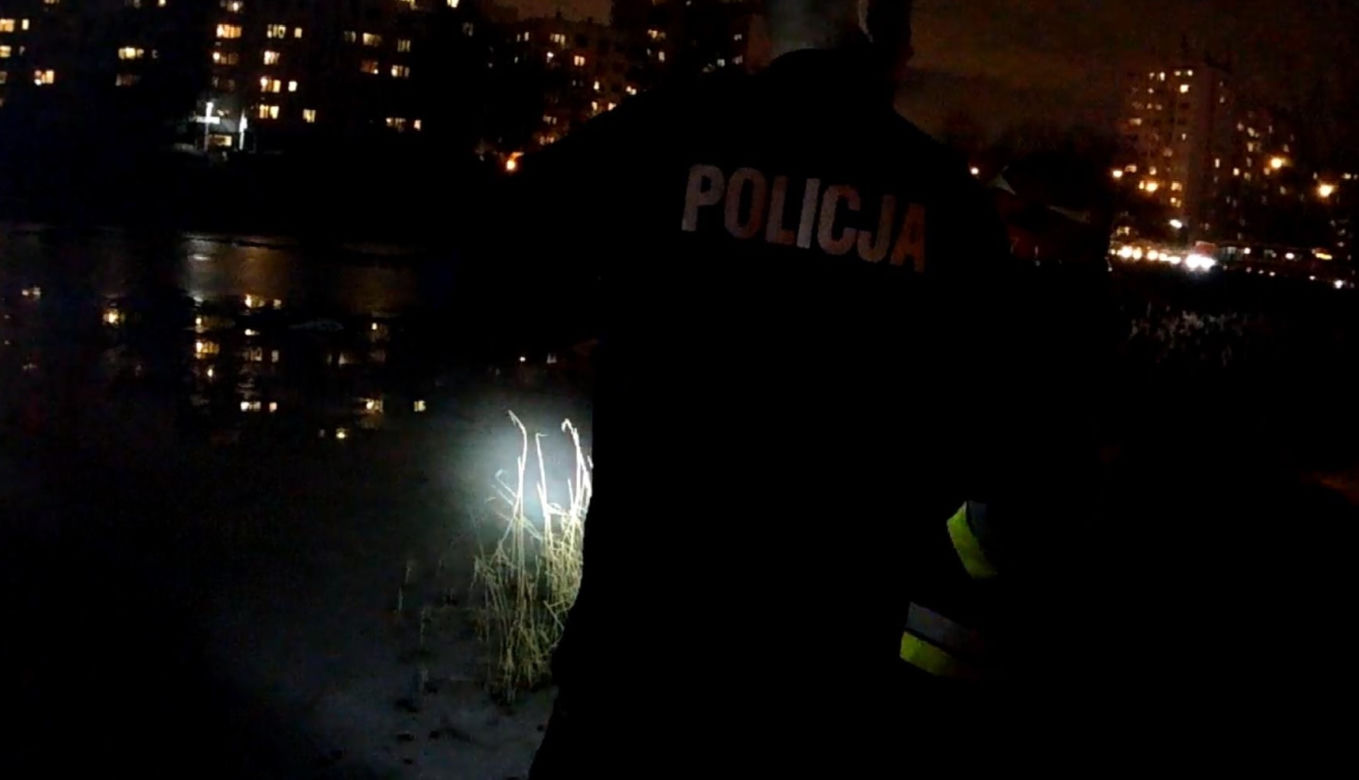 Akcja ratunkowa dwóch 15-latków na pękającym lodzie