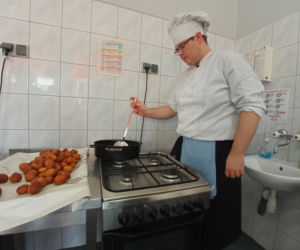 Warsztaty pieczenia pączków w grudziądzkim gastronomiku
