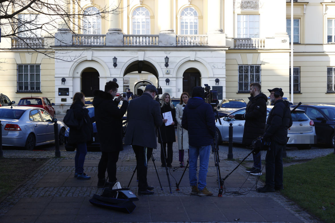 Policjanci, którzy rozbili radiowóz na drzewie, usłyszeli zarzuty! Posłanki interweniują w Komendzie Stołecznej Policji 