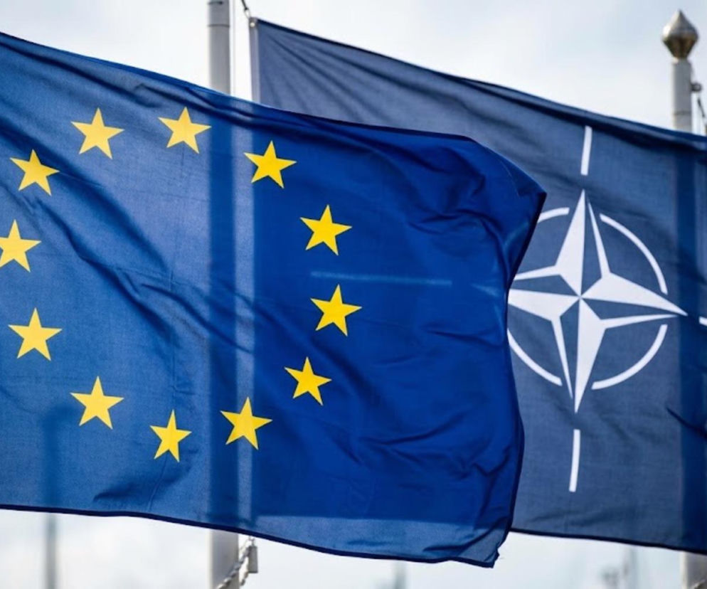 Flagi Unii Europejskiej i NATO powiewające obok siebie. O relacjach Brukseli z Sojuszem pisze SE Portal Obronny.
