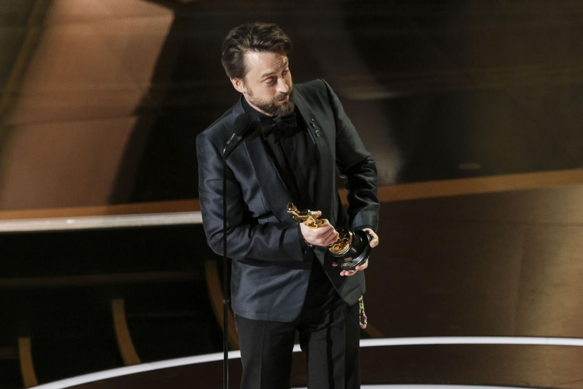 „Prawdziwy ból” z nagrodą! Kieran Culkin odebrał złotą stauetkę 