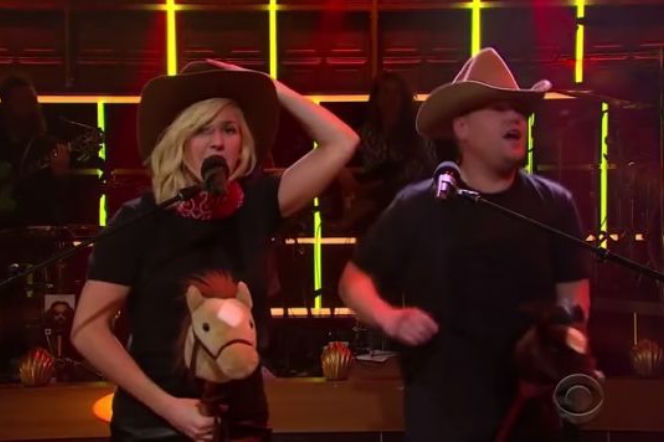 Ellie Goulding śpiewa Love Me Like You Do w 8 gatunkach muzycznych