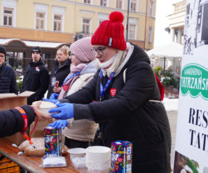 34. Finał WOŚP. Dziennikarze Radia ESKA rozgrzewają Tarnów pysznym żurkiem!