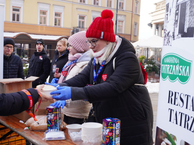 34. Finał WOŚP. Dziennikarze Radia ESKA rozgrzewają Tarnów pysznym żurkiem!