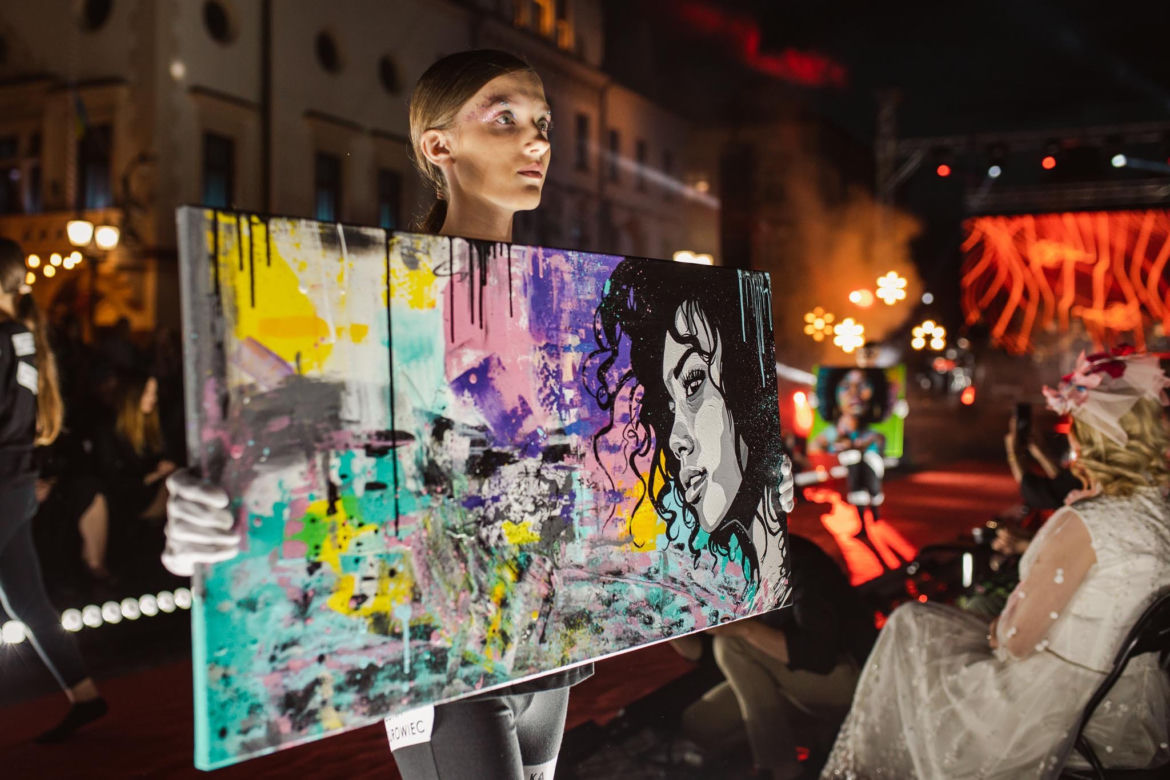  Kicz i blichtr podczas pokazu Art In Culture na Rynku w Rzeszowie