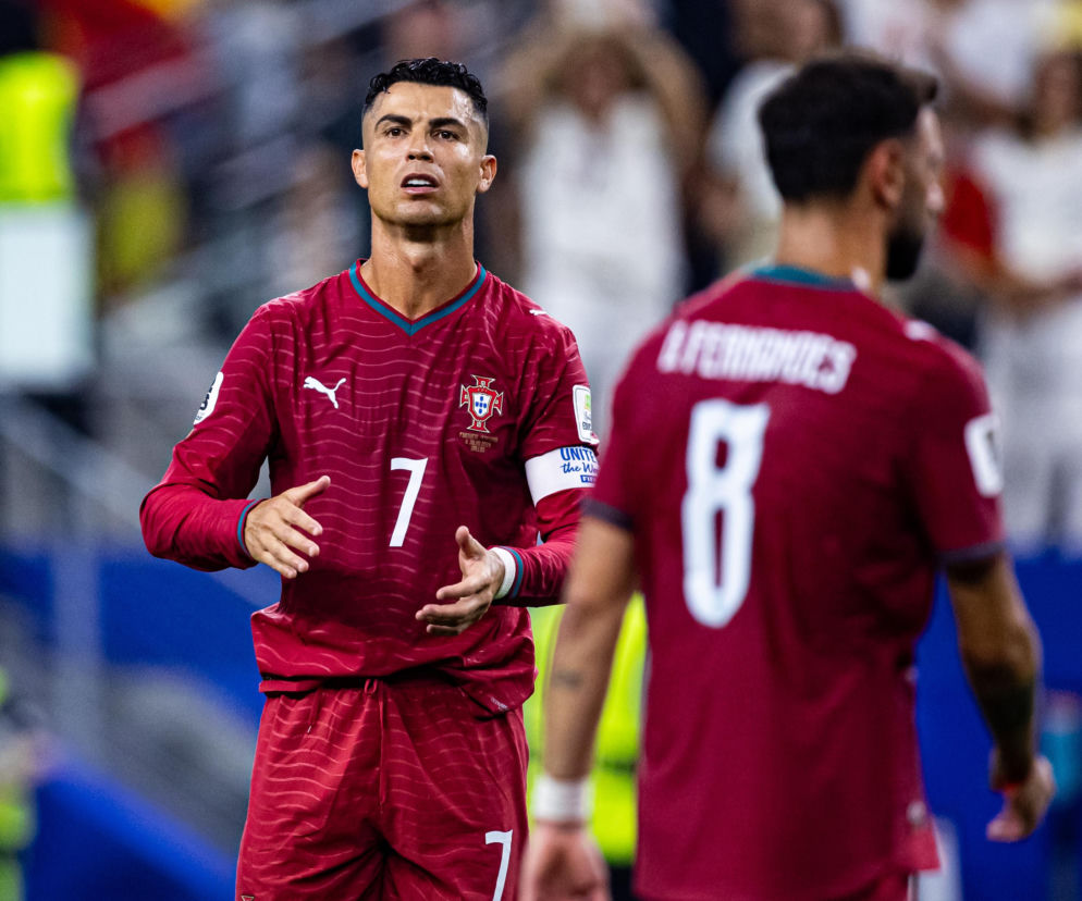 Cristiano Ronaldo z grymasem na twarzy w koszulce Portugalii. O buncie piłkarza przeczytasz na SE Supersport.