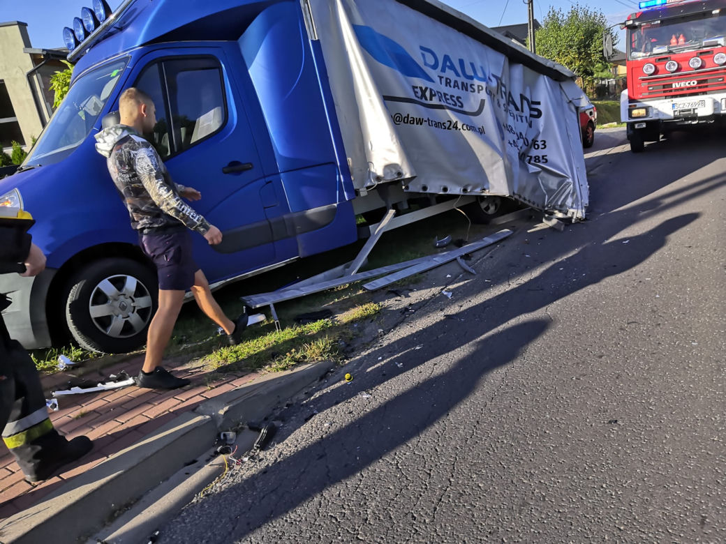 Wypadek we Wrzosowej. Kierowca w ciężkim stanie