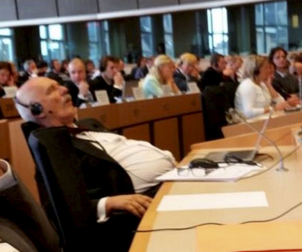 Janusz Korwin Mikke drzemie w europarlamencie