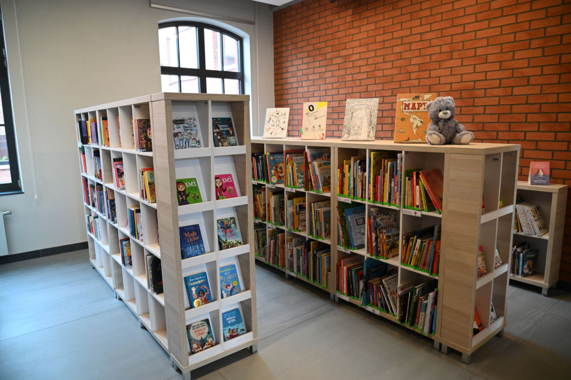  Filia nr 7 Miejskiej Biblioteki Publicznej na placu Matki Teresy w Szczecinie, 9 bm. Biblioteka powstała w XIX-wiecznym odrestaurowanym budynku przy pl. Matki Teresy z Kalkuty