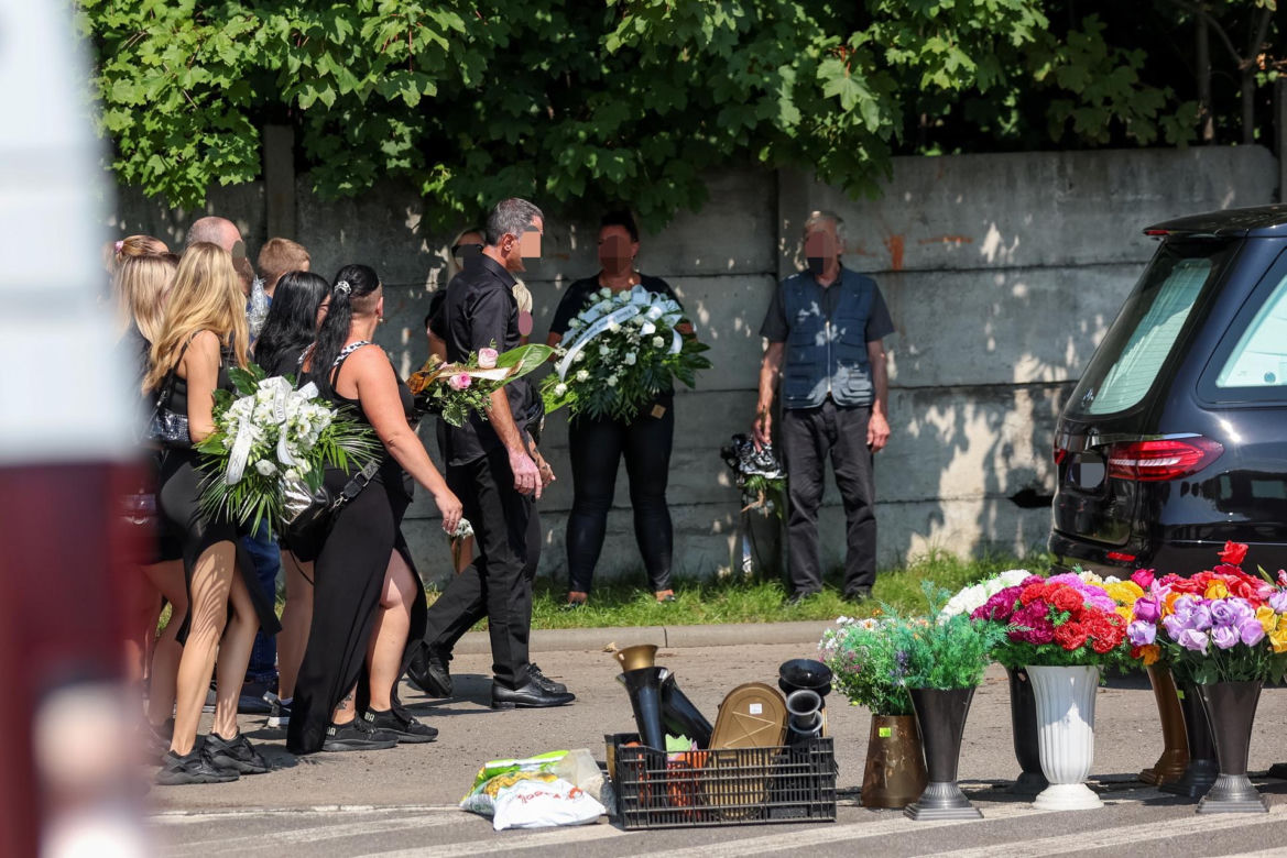 Pogrzeb 18-letniej Wiktorii. Biała urna z prochami spoczęła w grobie. Ból, który rozdziera serca