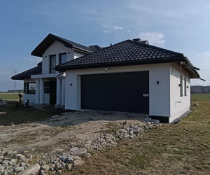 Karol pojechał zarobić na dom dla córek. Sam w nim nie zamieszka. Leży sparaliżowany po bestialskim ataku w Belgii