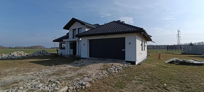 Karol pojechał zarobić na dom dla córek. Sam w nim nie zamieszka. Leży sparaliżowany po bestialskim ataku w Belgii