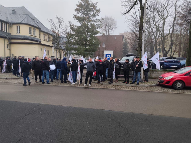 https://slaskie.eska.pl/gornicy-z-jsw-znow-protestowali-pod-ministerstwem-energii-w-katowicach-to-nie-tylko-o-barborke-chodzi-aa-fhae-P6Gi-drbJ.html