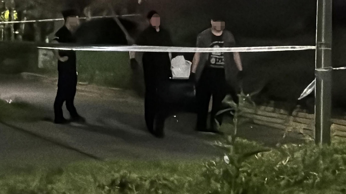 Roman mieszkał z rozkładającym się ciałem brata. Kiedy pojawiły się służby, skoczył z okna i zginął