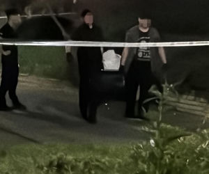 Roman mieszkał z rozkładającym się ciałem brata. Kiedy pojawiły się służby, skoczył z okna i zginął