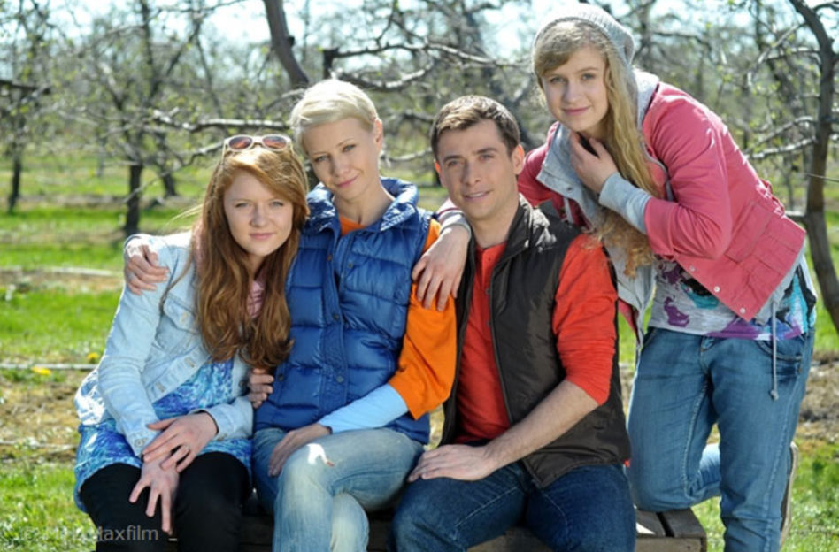 M jak miłość. Hanka Mostowiak (Małgorzata Kożuchowska), Marek (Kacper Kuszewski), Natalka (Marcjanna Lelek), Ula (Iga Krefft)