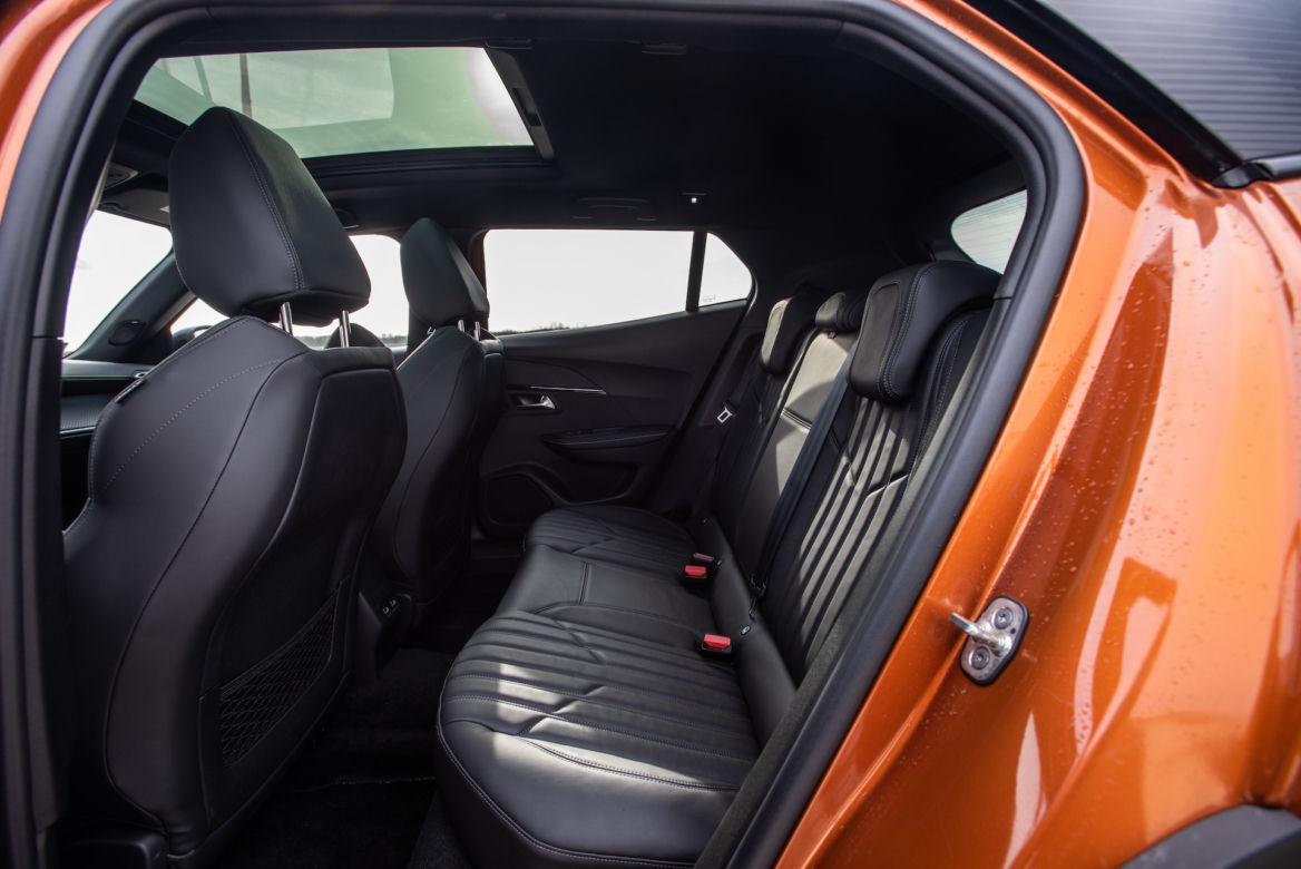 Peugeot 2008 GT Line vs Renault Captur Intens