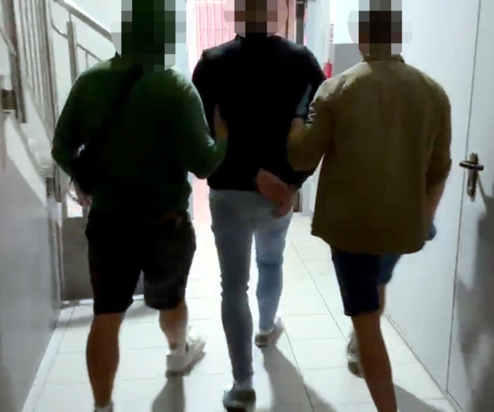 Francuz wyrwał mężczyźnie łańcuszek wart 30 tys. zł. Akcja pod słynną palmą w Warszawie