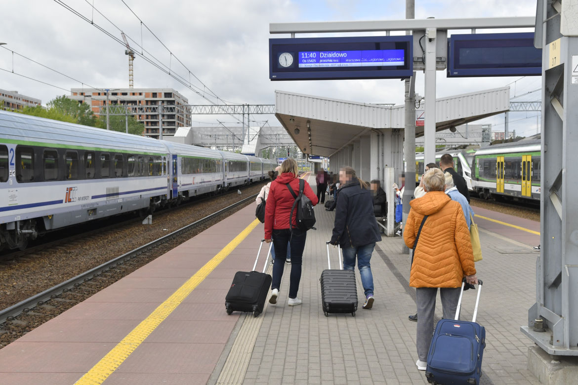  Niebezpieczny tłok na Gdańskim. Perony i schody zatłoczone do granic możliwości. „Tu się kiedyś ktoś zabije!”